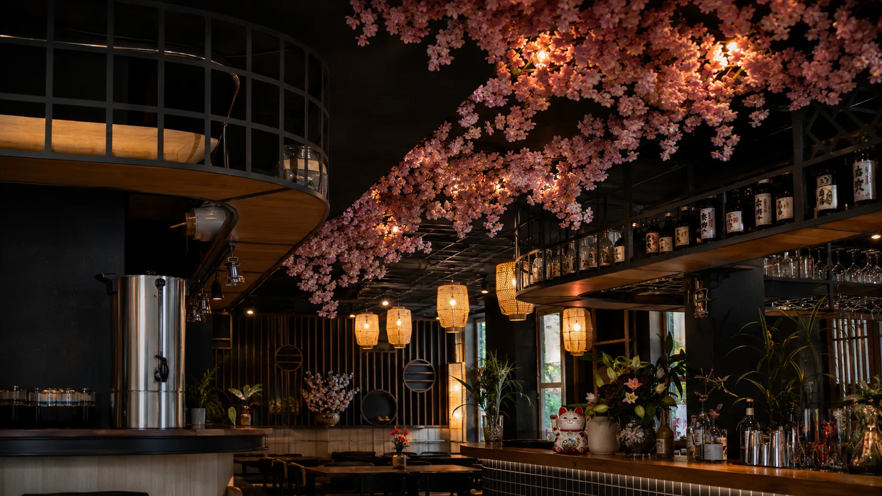 KIBI Bar mit warm beleuchteter Kirschblütendecke